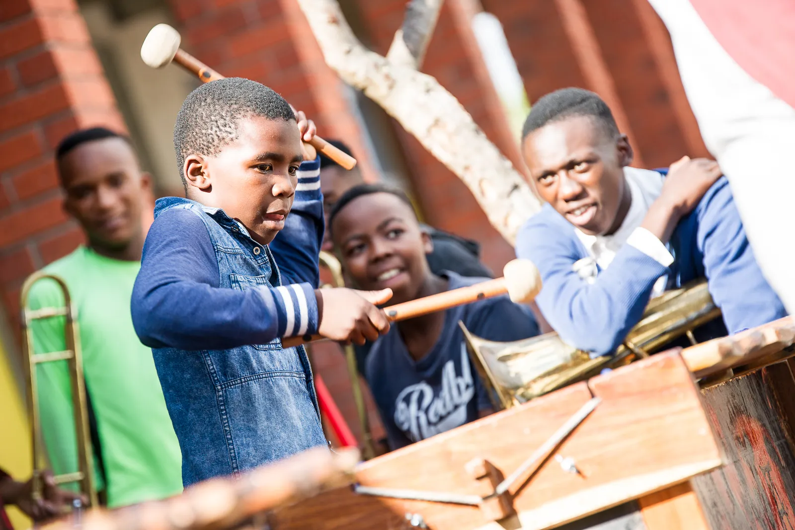kinderen maken muziek